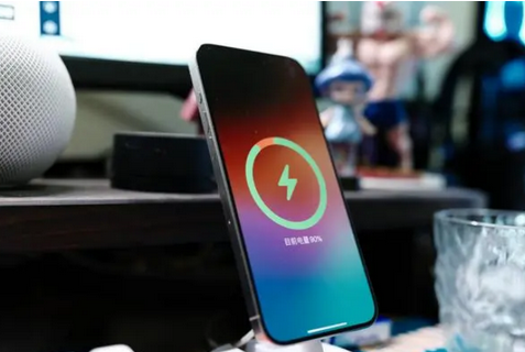 平顺苹果15换屏服务分享用什么充电器给iPhone15充电更好 